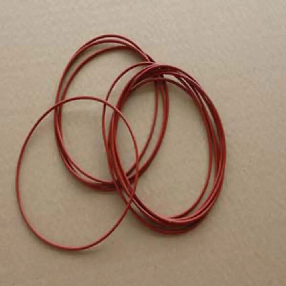 Remeha O-Ringe in roter Farbe, die in verschiedenen Größen angeordnet sind, auf einem neutralen Untergrund.